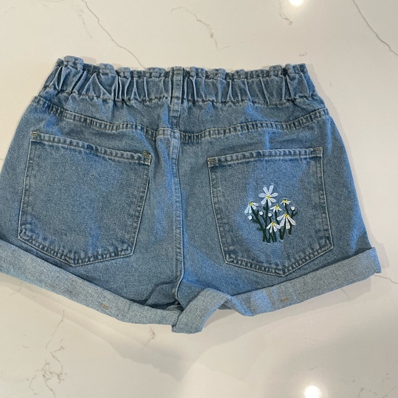 Cute embroidered shorts - Picture 4 of 4